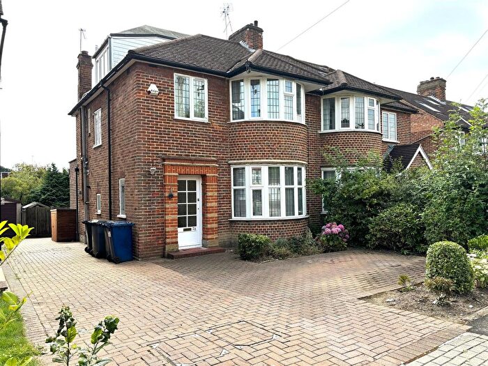 4 Bedroom Semi-Detached House To Rent In Linkside, London, N12