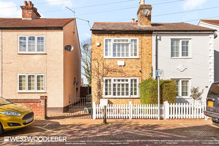 2 Bedroom Semi Detached House For Sale In Lea Road, Hoddesdon, EN11