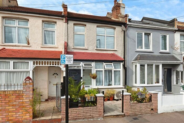 3 Bedroom Detached House For Sale In Kimberley Road, Walthamstow, E17
