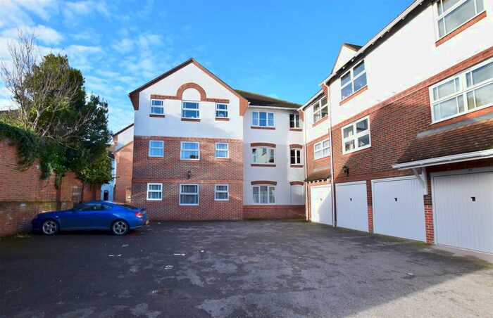 2 Bedroom Flat To Rent In Salisbury - Three Cuppes Lane, SP1