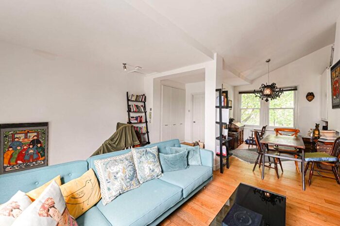 2 Bedroom Maisonette To Rent In Cremorne Road, Chelsea, London, SW10