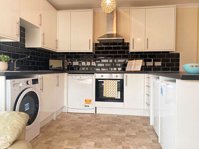 5 Bedroom Flat To Rent In Dicksonfield, Edinburgh, EH7