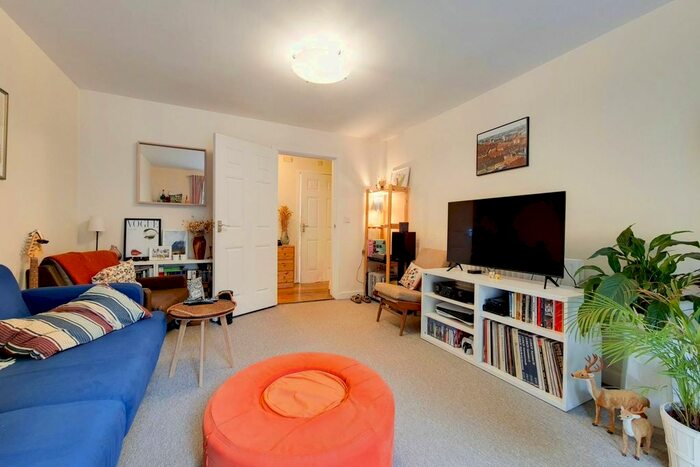 2 Bedroom Flat To Rent In Symons Close, Nunhead, London, SE15