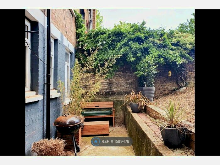 2 Bedroom Flat To Rent In Gibbon Road, London, SE15