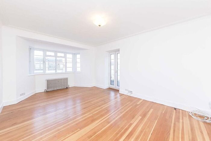 3 Bedroom Flat To Rent In Streatham High Road, London, SW16