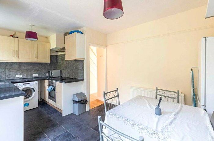 3 Bedroom Flat To Rent In Mccall House, London, N7