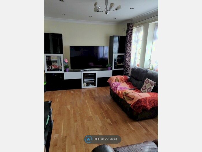 3 Bedroom Semi-Detached House To Rent In Verney Road, Slough SL3