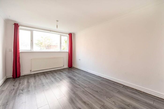 2 Bedroom Flat For Sale In Landseer Avenue, Manor Park, London, E12