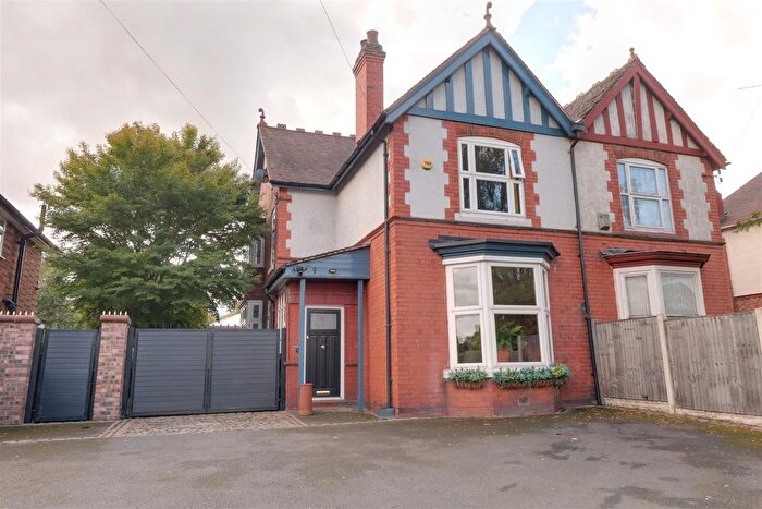 6 Bedroom Semi-Detached House For Sale In Lichfield Road, Bloxwich, WS3