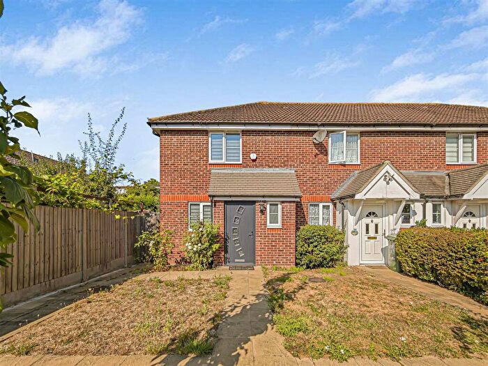 2 Bedroom House To Rent In Finch Gardens, Chingford, E4