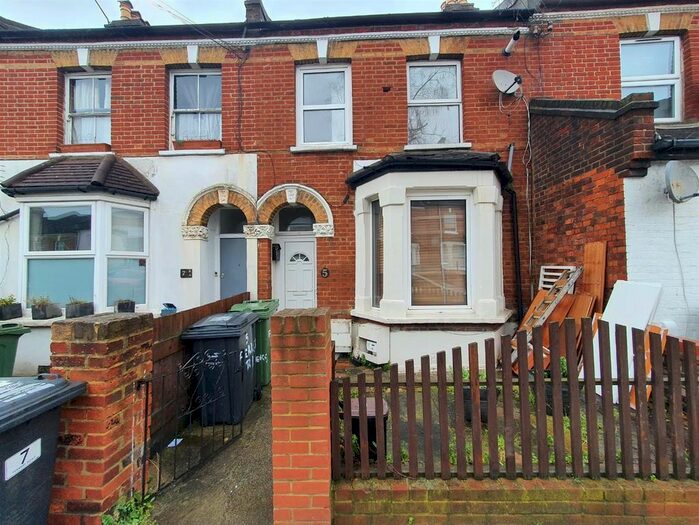 2 Bedroom Flat To Rent In Ferrers Road, London, SW16