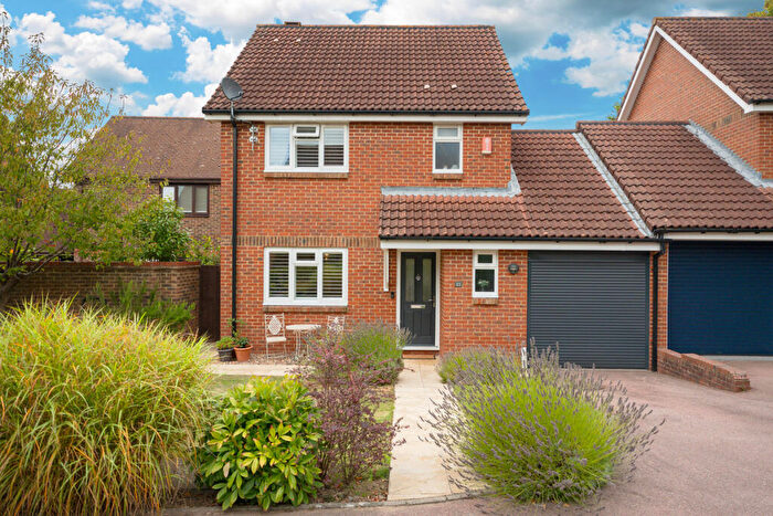 3 Bedroom Link Detached House For Sale In Bignor Close, Horsham, RH12