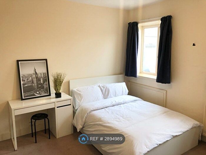 Studio To Rent In Lancaster Gate, London, W2