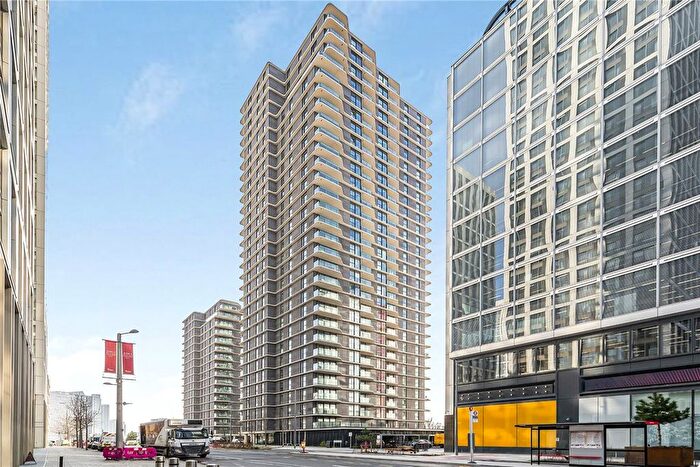 2 Bedroom Flat To Rent In Cassia Point, Stratford, E20