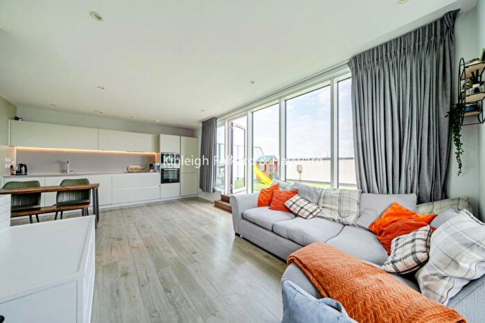 2 Bedroom Flat For Sale In Purbeck Gardens, London, SE26