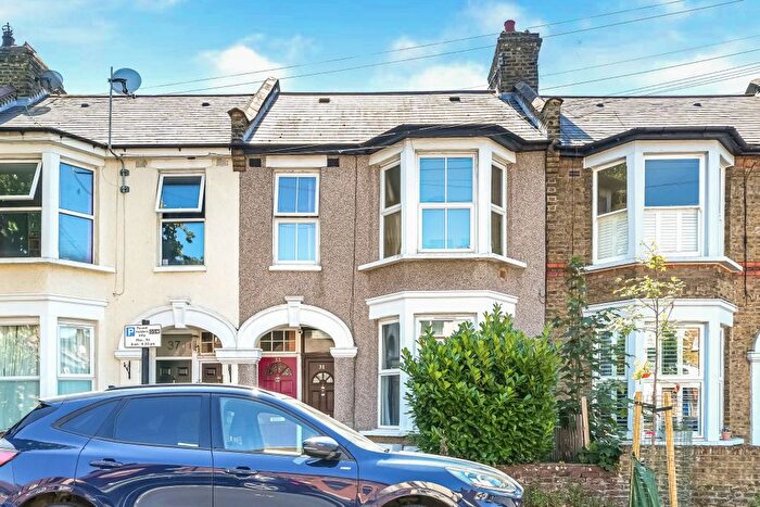 2 Bedroom Flat For Sale In Huxley Road, Leyton, E10