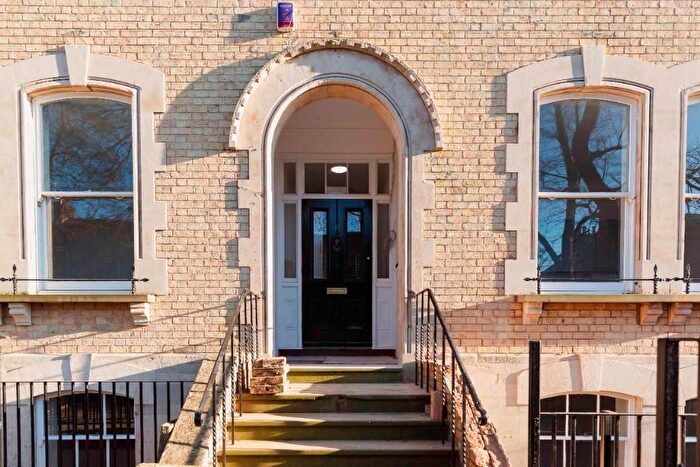 2 Bedroom Apartment For Sale In Flat, Smalley House, The Crescent, Bedford, Bedfordshire, - £, MK40