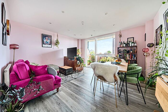 2 Bedroom Flat For Sale In Scena Way, London, SE5