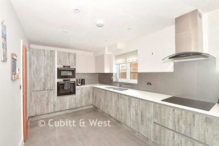 4 Bedroom Link Detached House For Sale In Bannisters Croft, Blindley Heath, Lingfield, Surrey, RH7