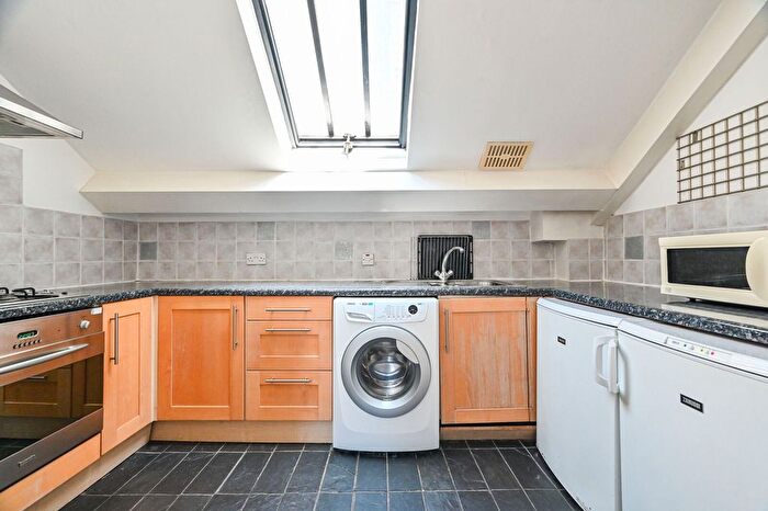 1 Bedroom Maisonette For Sale In Bow Road, Bow, London, E3