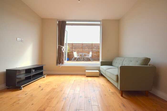 3 Bedroom Flat To Rent In Bedford Hill, Balham, SW12