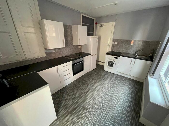 3 Bedroom Flat To Rent In Cottingham Road, Hull, HU6