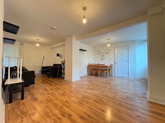 3 Bedroom Apartment To Rent In Bickerton Road, London, N19