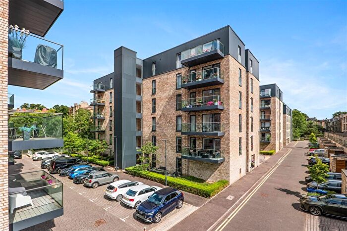 2 Bedroom Flat For Sale In / Hamilton Gardens, Botanics, G12