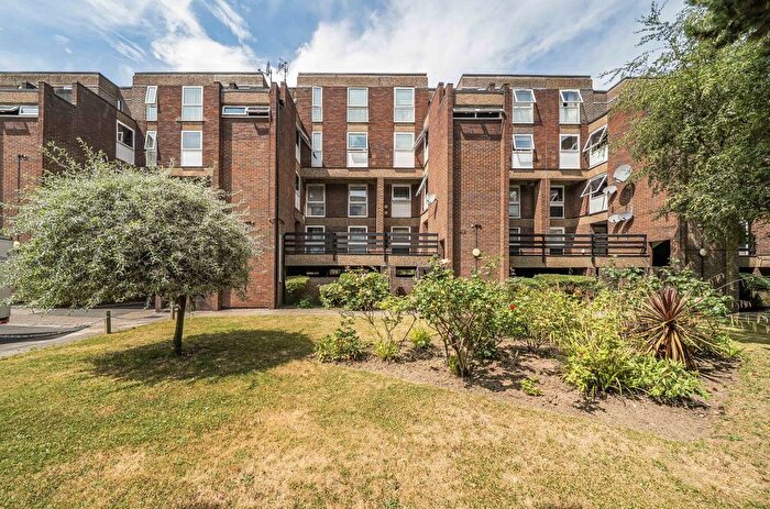 2 Bedroom Flat For Sale In Longlands Road, Sidcup, DA15
