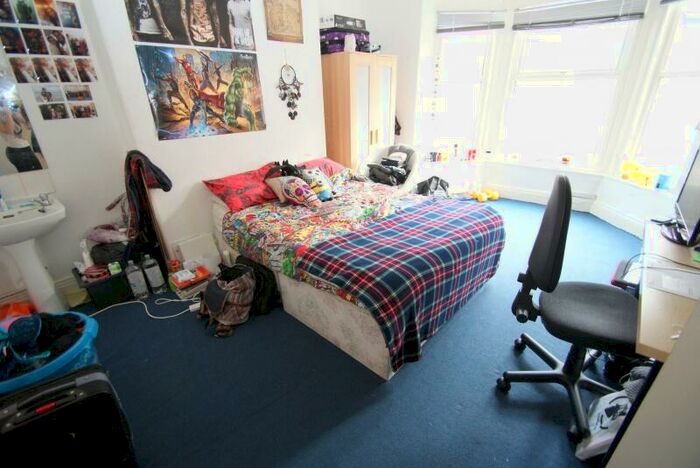 6 Bedroom Terraced House To Rent In Ebberston Terrace, Hyde Park, Leeds, LS6