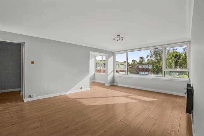 2 Bedroom Flat For Sale In Guildford, Surrey, GU1