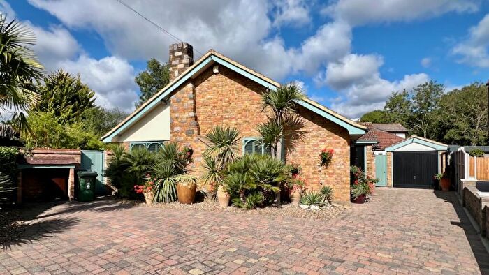 3 Bedroom Detached Bungalow For Sale In Oakhurst Gardens, Chingford, E4