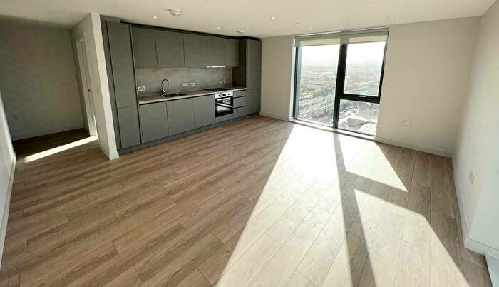 2 Bedroom Flat To Rent In Clyde Place, Glasgow, G5