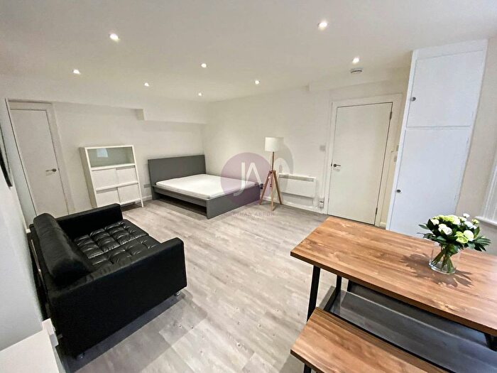 Studio To Rent In Sinclair Gardens, Shepherds Bush, London, W14
