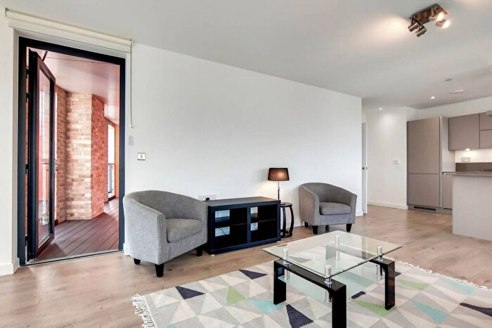 3 Bedroom Flat For Sale In Williamsburg Plaza, Docklands, London, E14