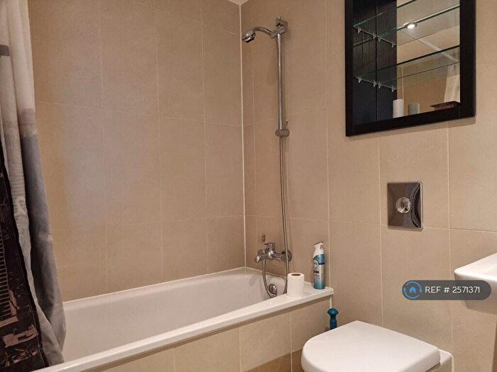 2 Bedroom Flat To Rent In Chadwick Street, Hunslet, Leeds, LS10