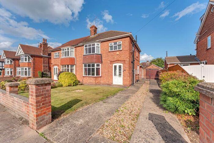3 Bedroom Semi-Detached House For Sale In Vivian Avenue, Grimsby, DN32