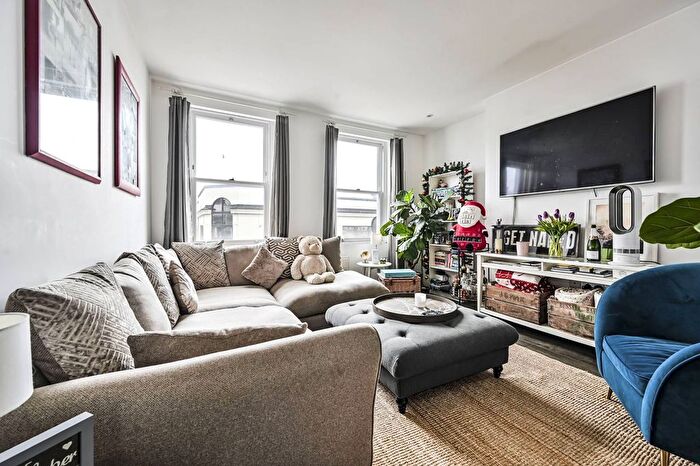 2 Bedroom Flat To Rent In North End Road, Fulham, London, SW6