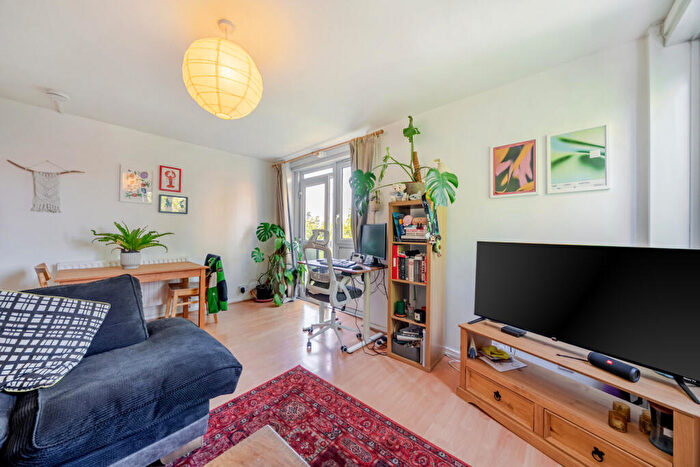 1 Bedroom Apartment For Sale In Comber Grove, London, SE5
