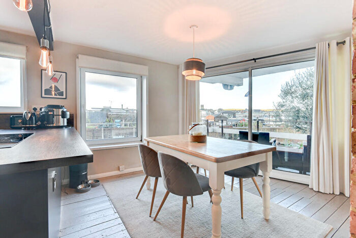 3 Bedroom Apartment For Sale In Dolphin Court, BN43