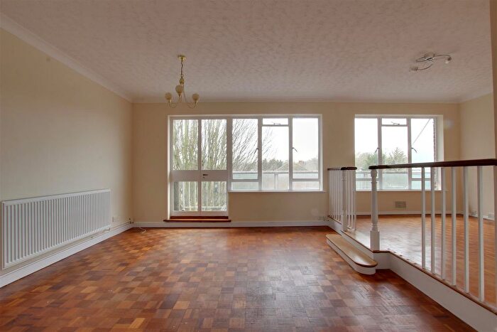 3 Bedroom Flat To Rent In Springbank, London, N21