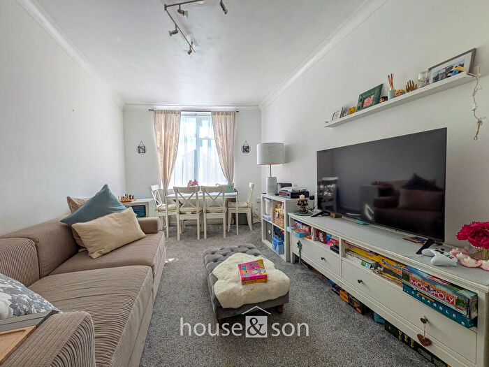 2 Bedroom Apartment For Sale In Wimborne Road, Bournemouth, BH9