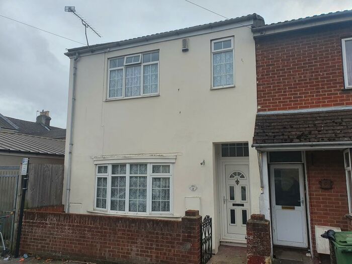 4 Bedroom End Of Terrace House To Rent In Graham Road, Southampton, SO14