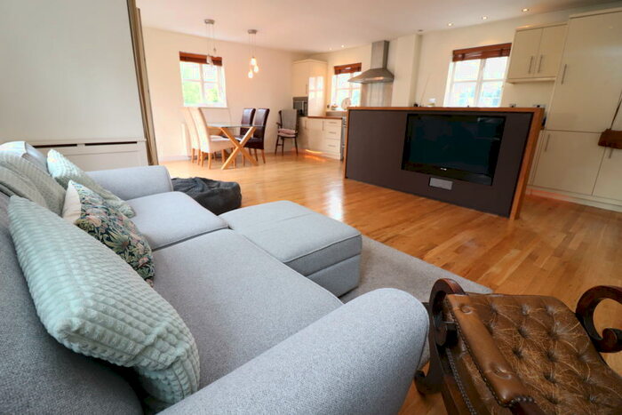 3 Bedroom Apartment To Rent In New Writtle Street, Old Moulsham, Chelmsford, CM2