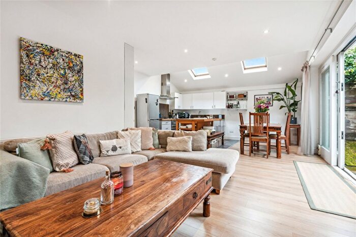 2 Bedroom Flat To Rent In Mayford Road, Balham, London, SW12