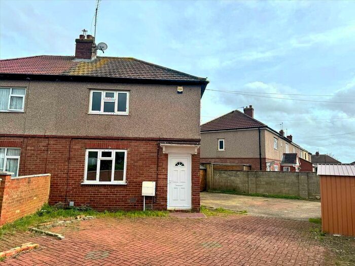 3 Bedroom Semi-Detached House To Rent In Beechwood Road, Slough, SL2