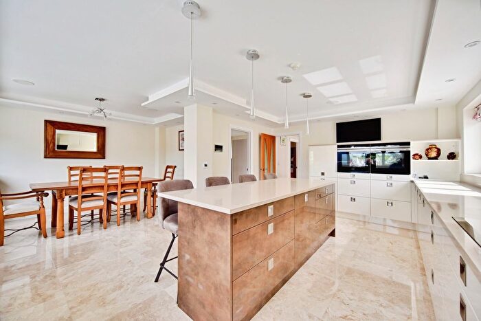 4 Bedroom Detached House For Sale In Queens Road, Maidstone, Kent, ME16