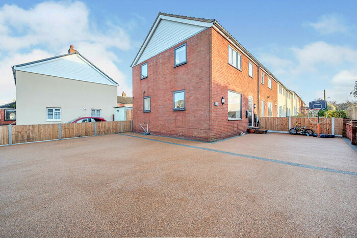 3 Bedroom House To Rent In Chigwell View, Collier Row, RM5