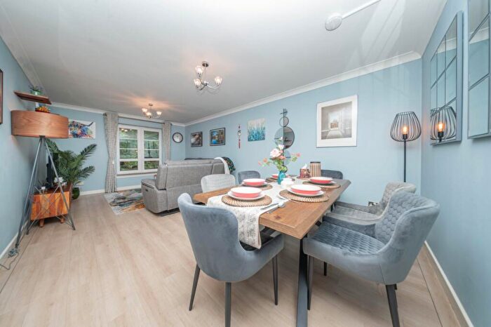 3 Bedroom Flat For Sale In / Powderhall Rigg, Canonmills, Edinburgh, EH7