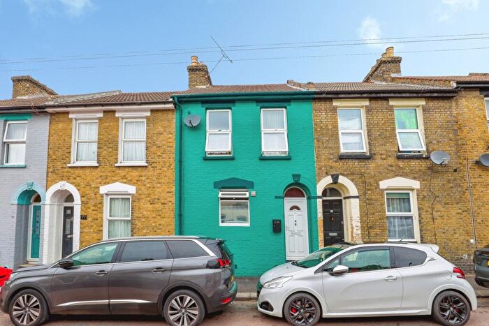3 Bedroom Terraced House For Sale In Montfort Road, Rochester, Kent, ME2